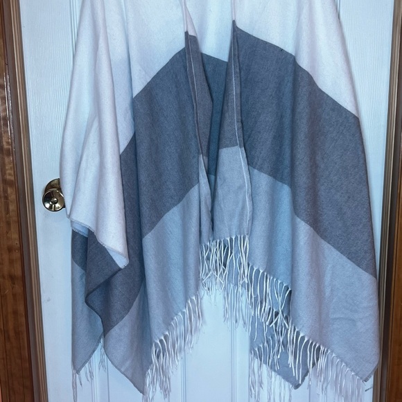 Elegant Gray and White Fringed Wrap - Picture 3 of 7